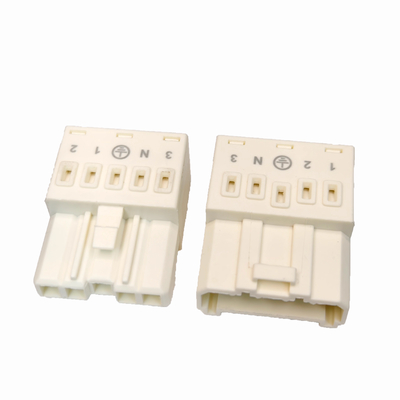 Connecteurs de lumière LED blancs de 450V 16A avec espace central de 15 mm